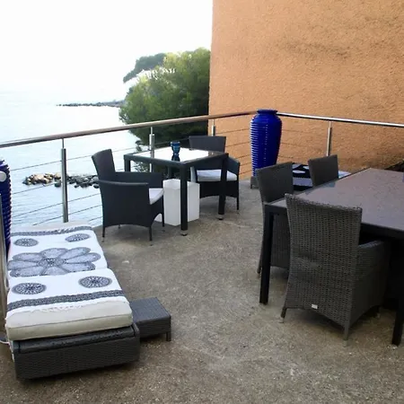 Les Algues, Les Pieds Dans L'eau Sur La De Renecros Villa Bandol