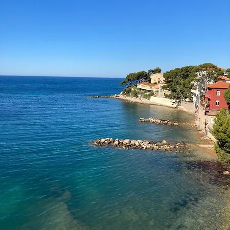 Les Algues, Les Pieds Dans L'eau Sur La De Renecros Villa